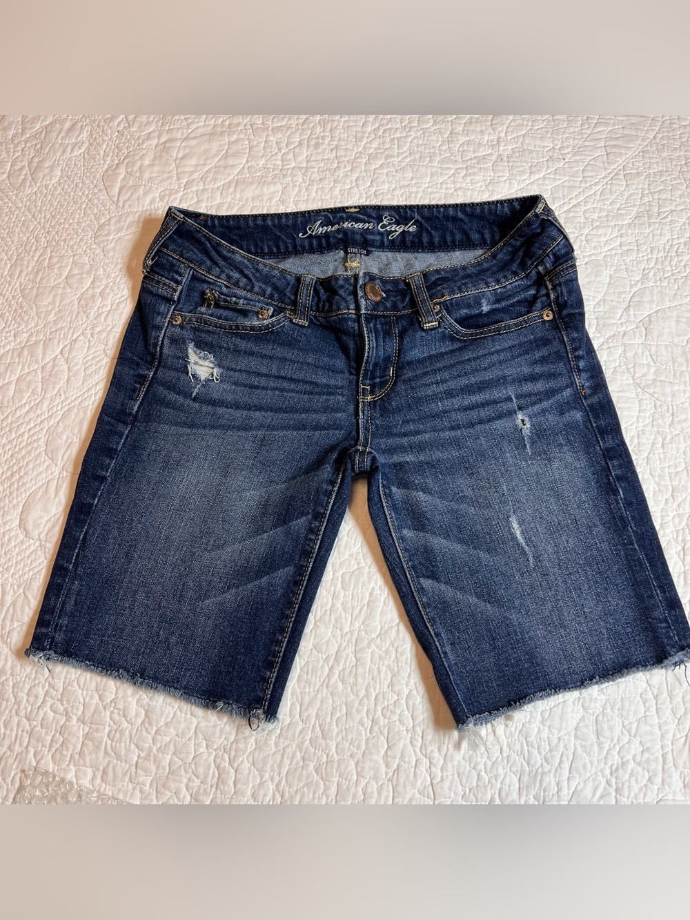 American Eagle blue denim Bermuda jean shorts raw-cut hem distressed sz 4